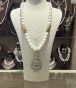 Collier Pique cristal traditionnel algérien en perles de culture blanches avec intercalaires barils en bronze doré et grand pendentif en pique inversée aux éclats dorés,