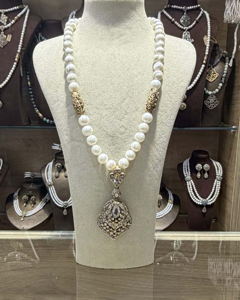 Collier Pique cristal traditionnel algérien en perles de culture blanches avec intercalaires barils en bronze doré et grand pendentif en pique inversée aux éclats dorés,