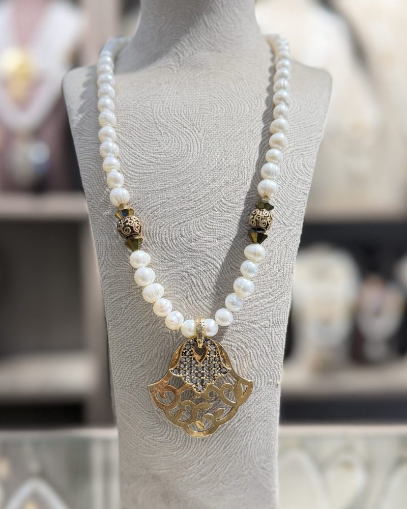 Collier Khamssa perles traditionnel algérien composé d'un rang de perles de culture blanches avec intercalaires ciselés et grand pendentif khamssa double ajourée en bronze doré