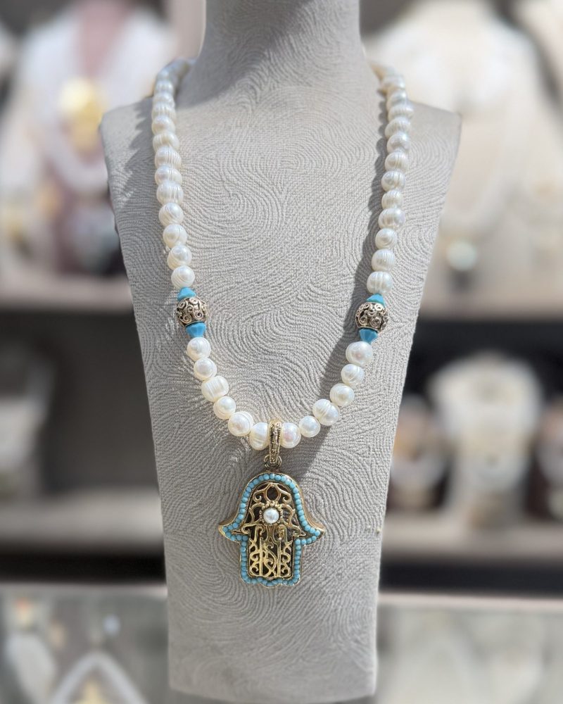 Collier Khamssa en perles de culture et turquoise avec pendentif Main de Fatma doré.