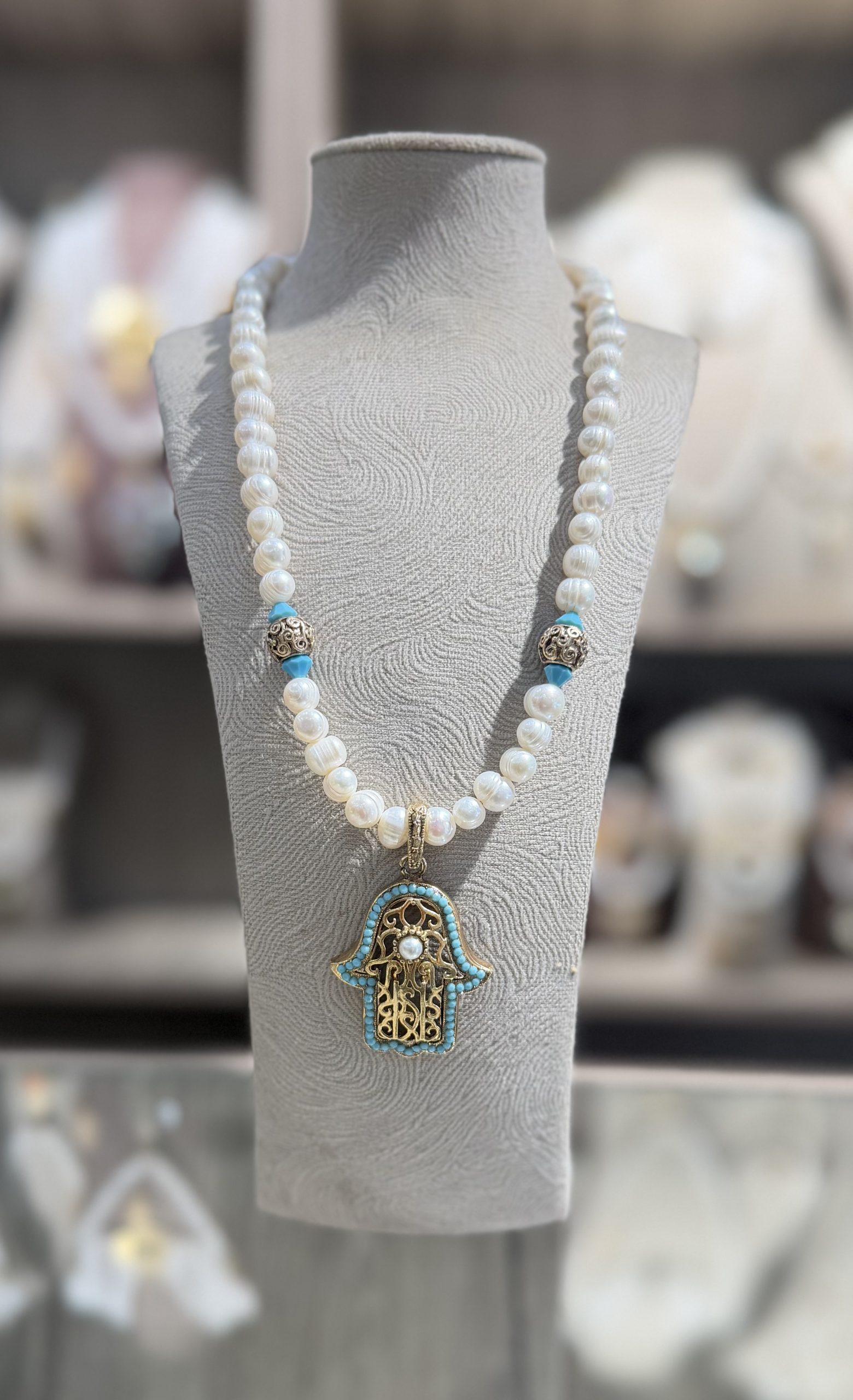 Collier Khamssa Perles de Culture Turquoise Collier Khamssa en perles de culture et turquoise avec pendentif Main de Fatma doré.