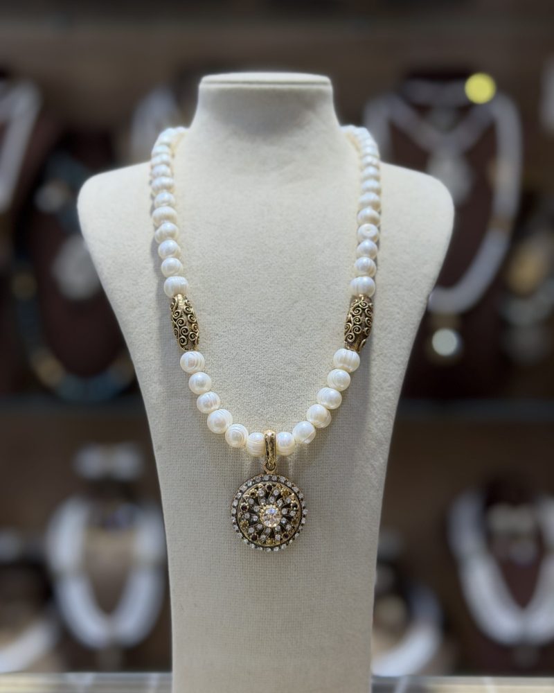 Collier Louiza grenat traditionnel algérien en grandes perles de culture avec perles barils en filigrane et pendentif circulaire doré à gemmes multicolores