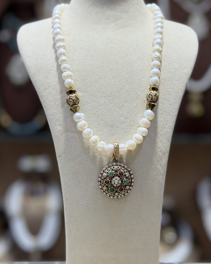 Collier Marquise traditionnel algérien en véritables perles de culture blanches avec intercalaires dorés et pendentif circulaire en bronze pavé de cristaux rouges et verts,