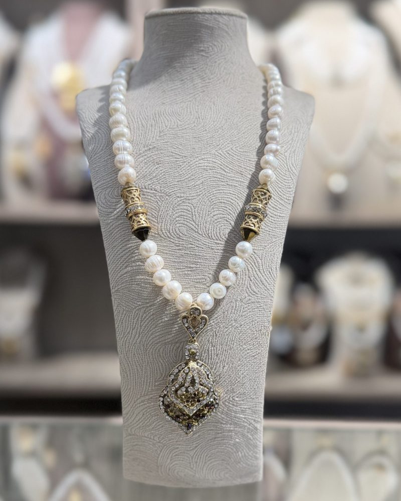 Collier Pique traditionnel algérien en véritables perles de culture avec perles barils en relief et grand pendentif en pique inversée pavé de cristaux ambrés