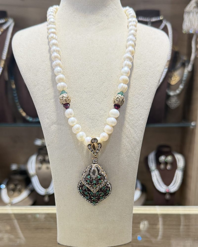 Collier Pique émeraude traditionnel algérien en véritables perles de culture blanches avec intercalaires ciselés et pendentif pique inversée aux cristaux vert émeraude et rouge rubis,