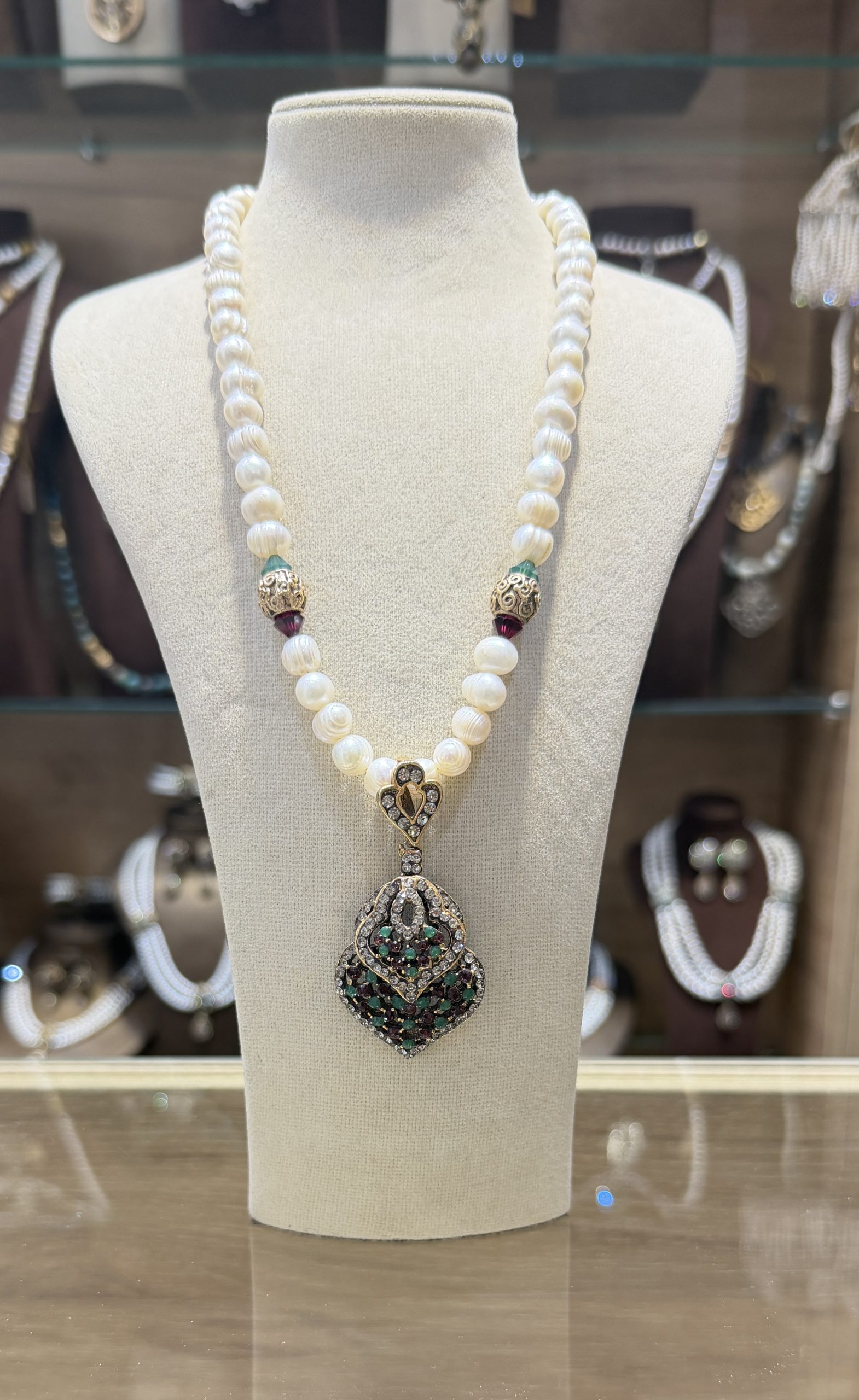 collier-pique-emeraude-rubis-perles Collier Pique émeraude traditionnel algérien en véritables perles de culture blanches avec intercalaires ciselés et pendentif pique inversée aux cristaux vert émeraude et rouge rubis,