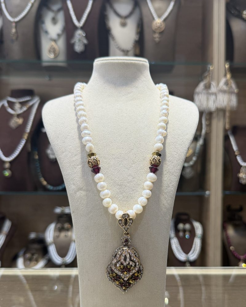 Collier Pique ambré traditionnel algérien en véritables perles de culture blanches avec intercalaires en bronze et pendentif pique pavé de cristaux bordeaux,