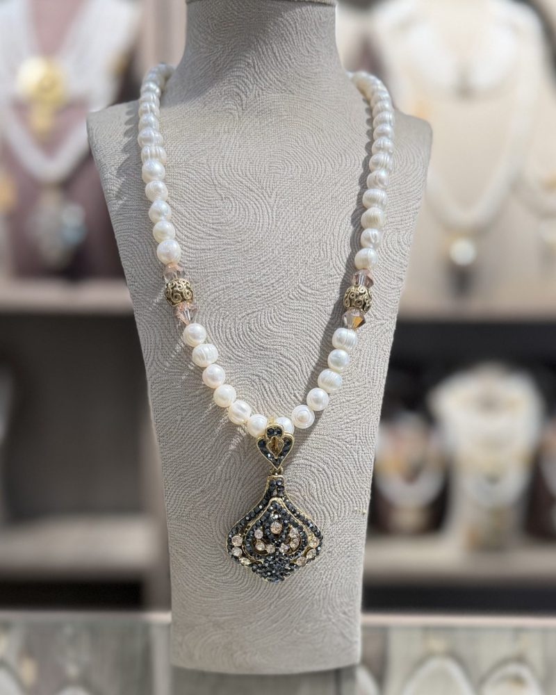 Collier Trèfle traditionnel algérien en véritables perles de culture blanches avec intercalaires dorés et pendentif géométrique ciselé en bronze traité à l'or pavé de cristaux sombres