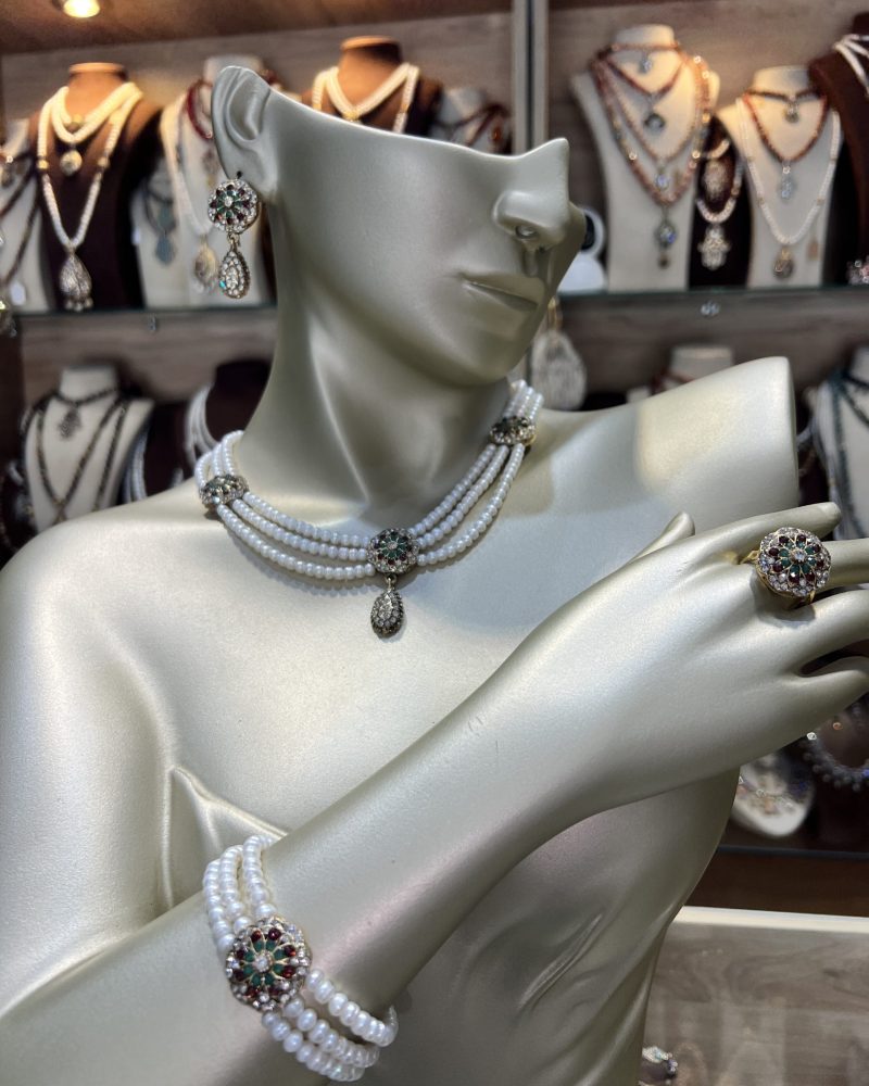 Parure perles vertes Zerrouf comprenant un collier ras-du-cou, un bracelet multi-rangs, des boucles d'oreilles et une bague en bronze doré ciselé avec cristaux verts et bordeaux,