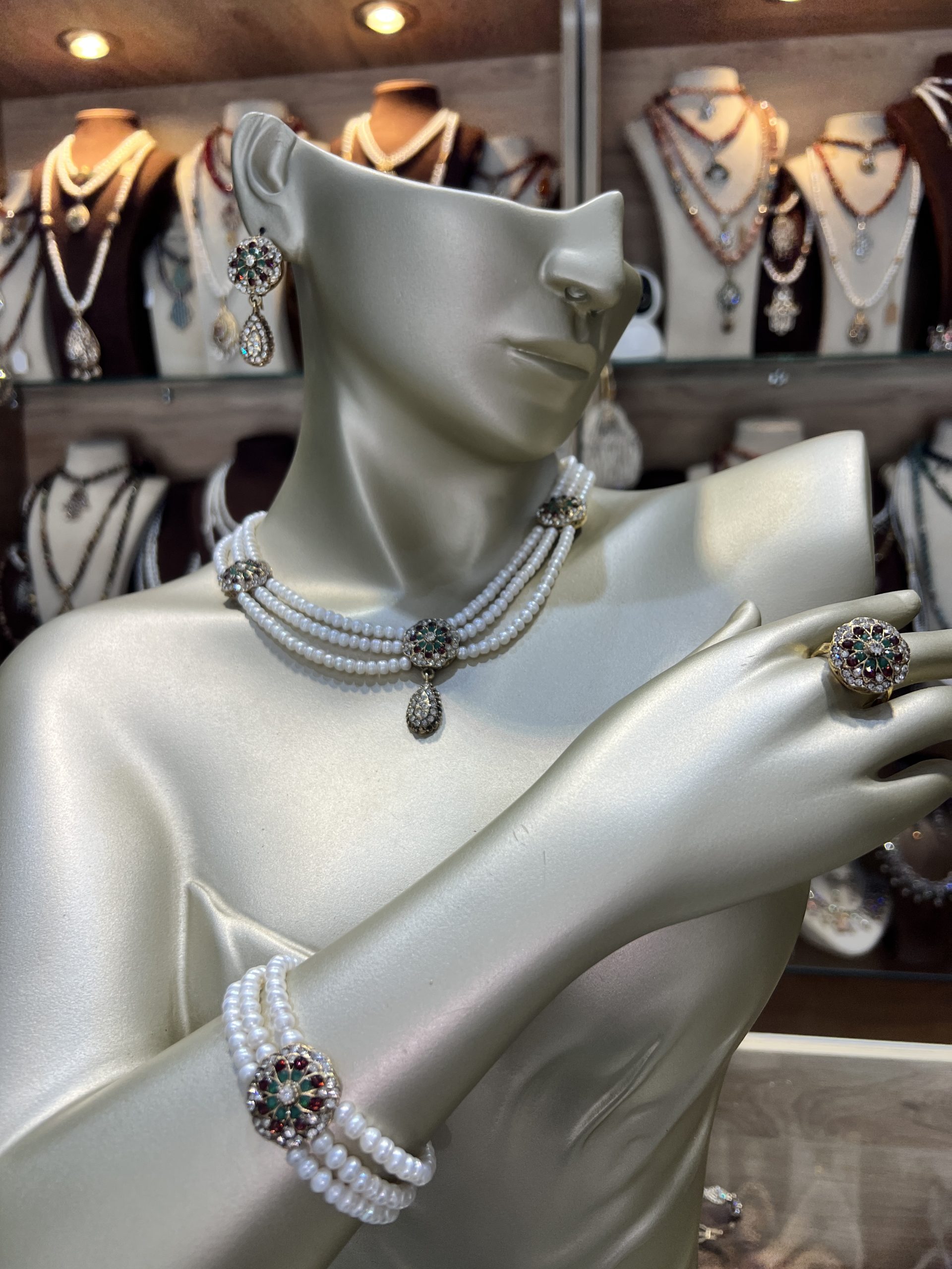 parure-perles-vertes-bordeaux-traditionnelle Parure perles vertes Zerrouf comprenant un collier ras-du-cou, un bracelet multi-rangs, des boucles d'oreilles et une bague en bronze doré ciselé avec cristaux verts et bordeaux,