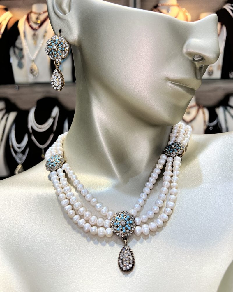 Parure perles turquoise Zerrouf comprenant un collier ras-du-cou à trois rangs et des boucles d'oreilles pendantes en bronze doré ciselé avec cristaux turquoises et clairs