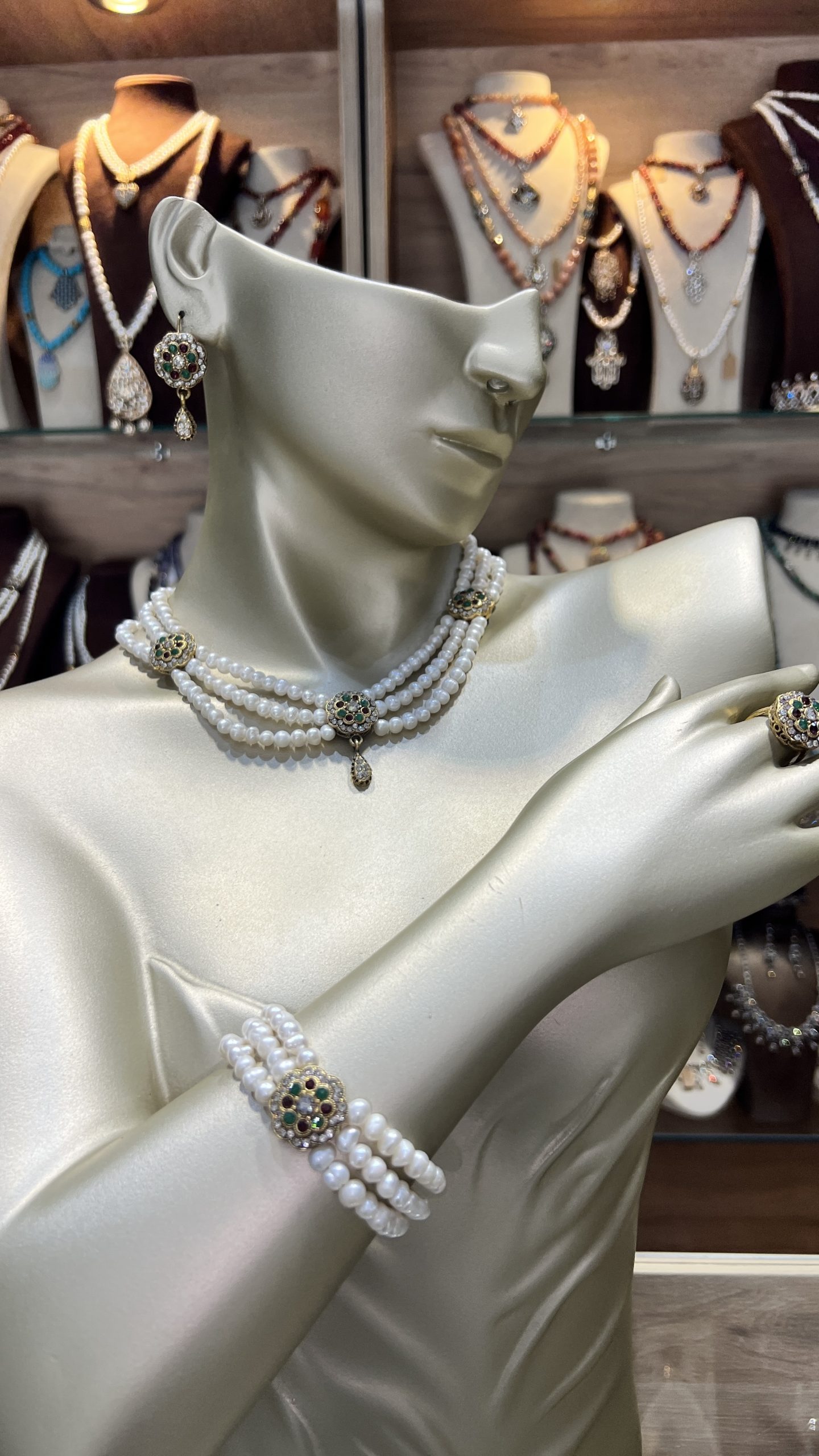parure-perles-artisanale-traditionnelle-tlemcen Parure perles artisanale Zerrouf comprenant un collier choker à trois rangs, un bracelet assorti, des boucles d'oreilles et une bague en bronze traité à l'or avec cristaux verts et bordeaux