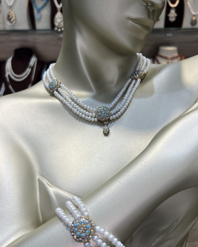 Parure perles turquoises Zerrouf avec collier trois rangs, bracelet et boucles d'oreilles pendantes en bronze traité à l'or fin