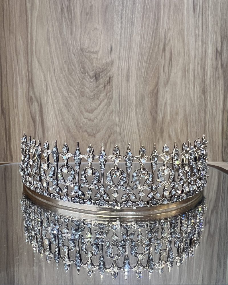 Couronne royale cristaux en bronze patiné aux motifs de fleurs de lys verticales et arches ciselées serties de strass
