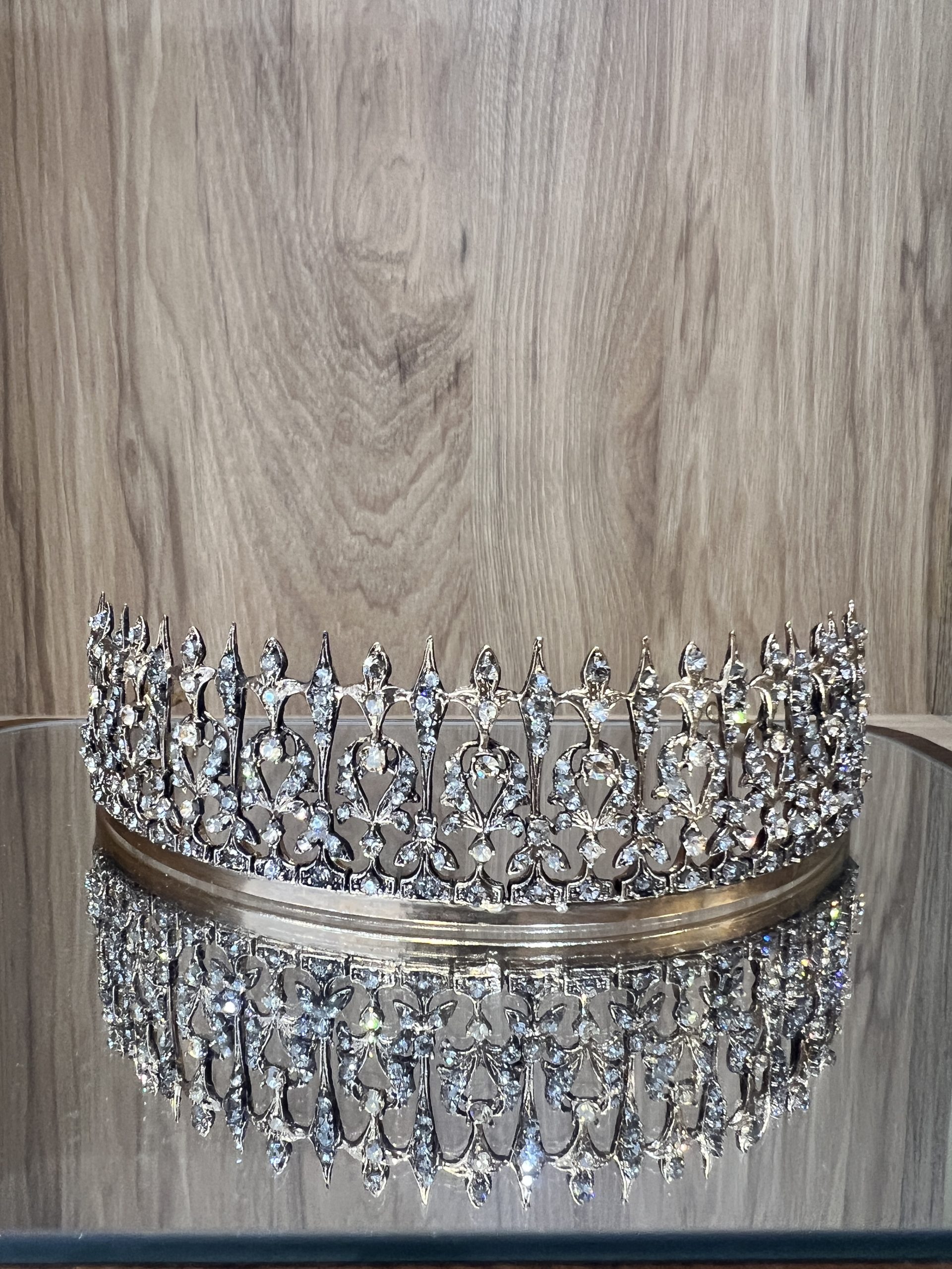 couronne-royale-cristaux-diademe-mariage Couronne royale cristaux en bronze patiné aux motifs de fleurs de lys verticales et arches ciselées serties de strass
