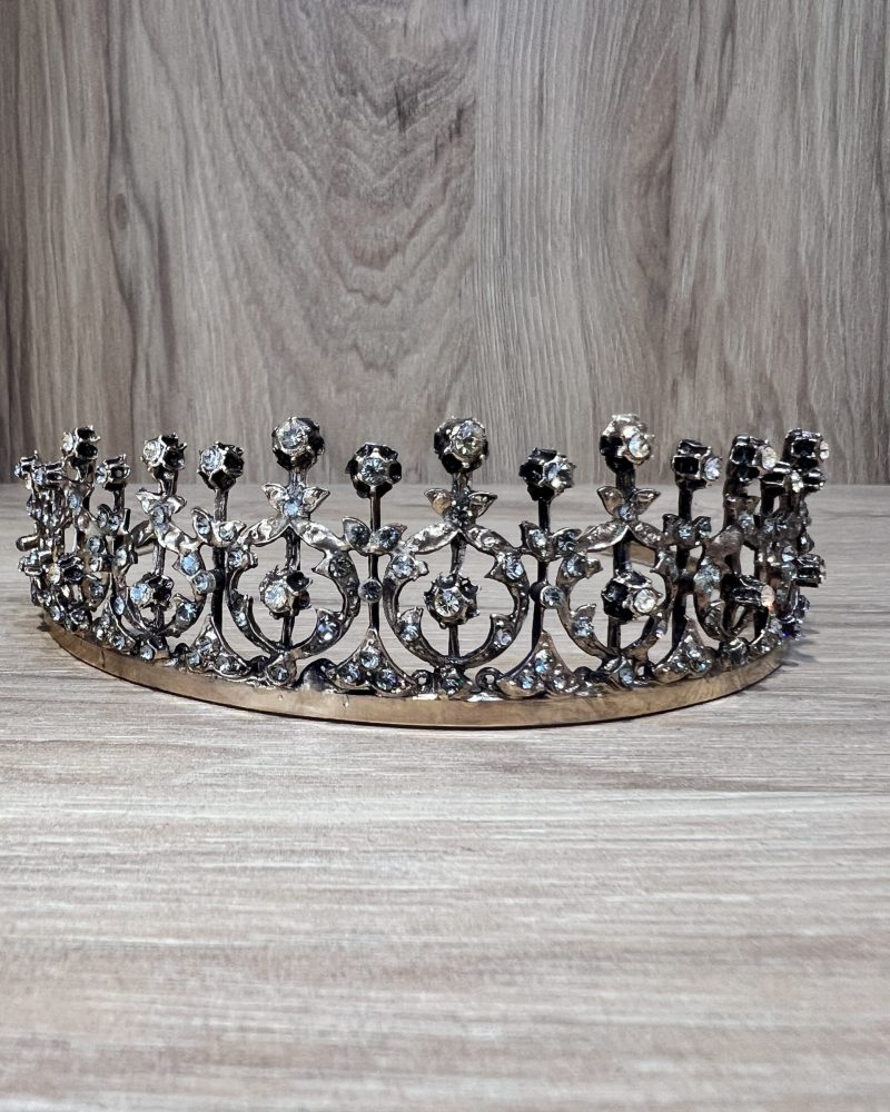 Tiare impériale cristaux en bronze finition argent vieilli et patiné, ornée de motifs floraux ciselés et sertie de strass clairs