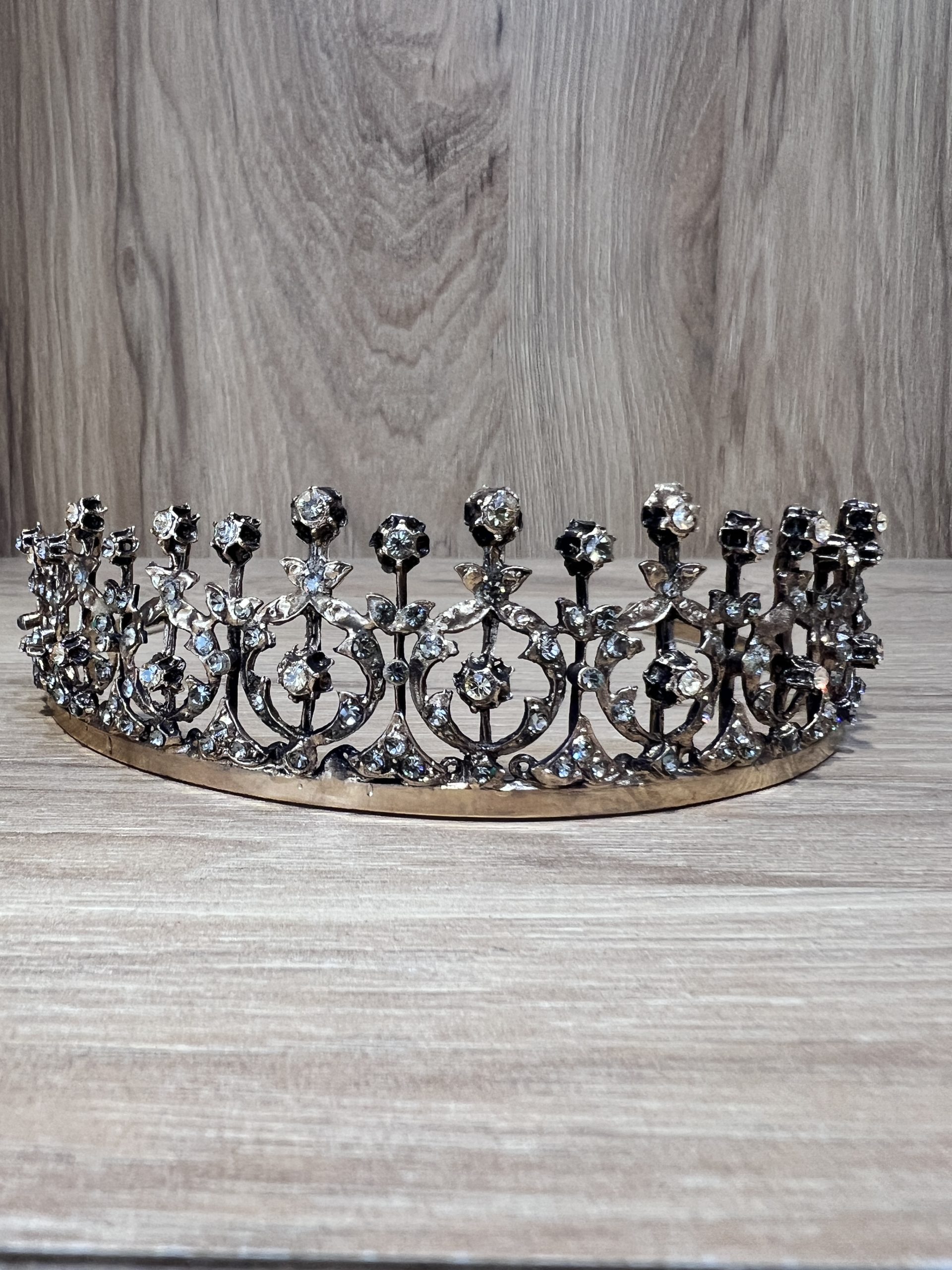 tiare-imperiale-cristaux-diademe-mariage Tiare impériale cristaux en bronze finition argent vieilli et patiné, ornée de motifs floraux ciselés et sertie de strass clairs