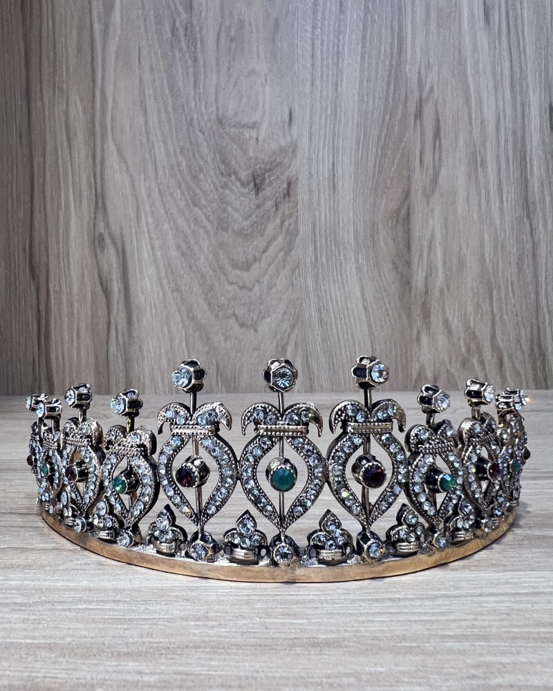 Couronne duchesse cristaux bordeaux et verts en bronze patiné aux arches ciselées en cœur et fleurons élevés