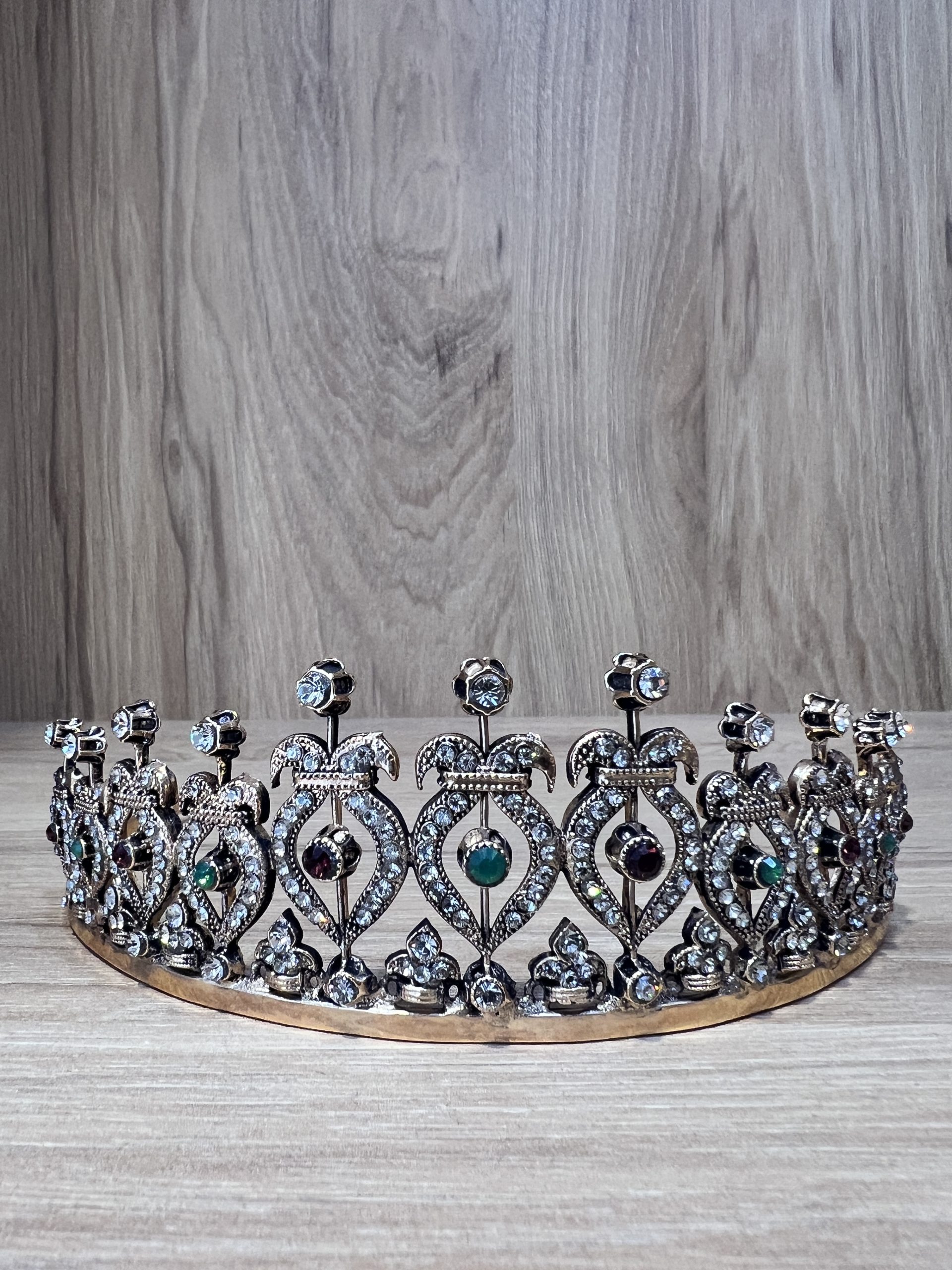 couronne-duchesse-cristaux-bordeaux-vert Couronne duchesse cristaux bordeaux et verts en bronze patiné aux arches ciselées en cœur et fleurons élevés