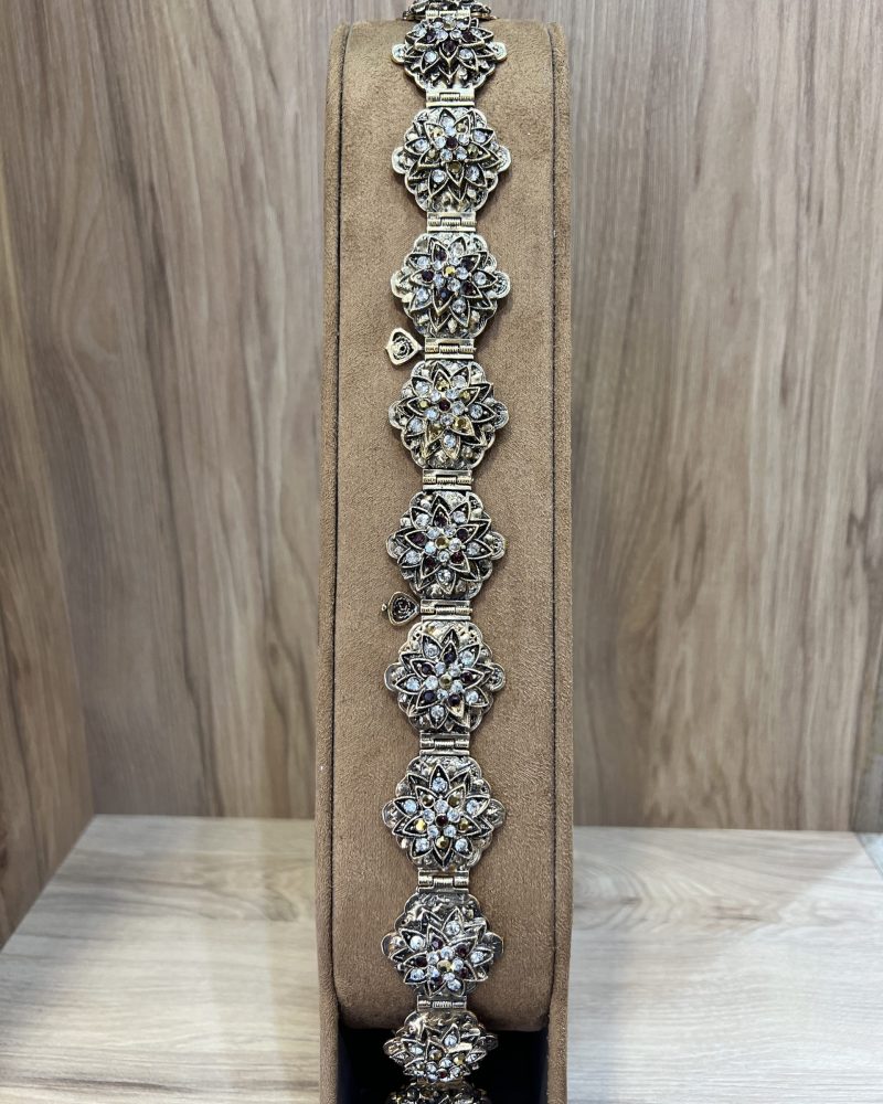 Ceinture El Yasmina dorée aux rosaces uniformes ajourées serties de cristaux bordeaux profonds et dorado