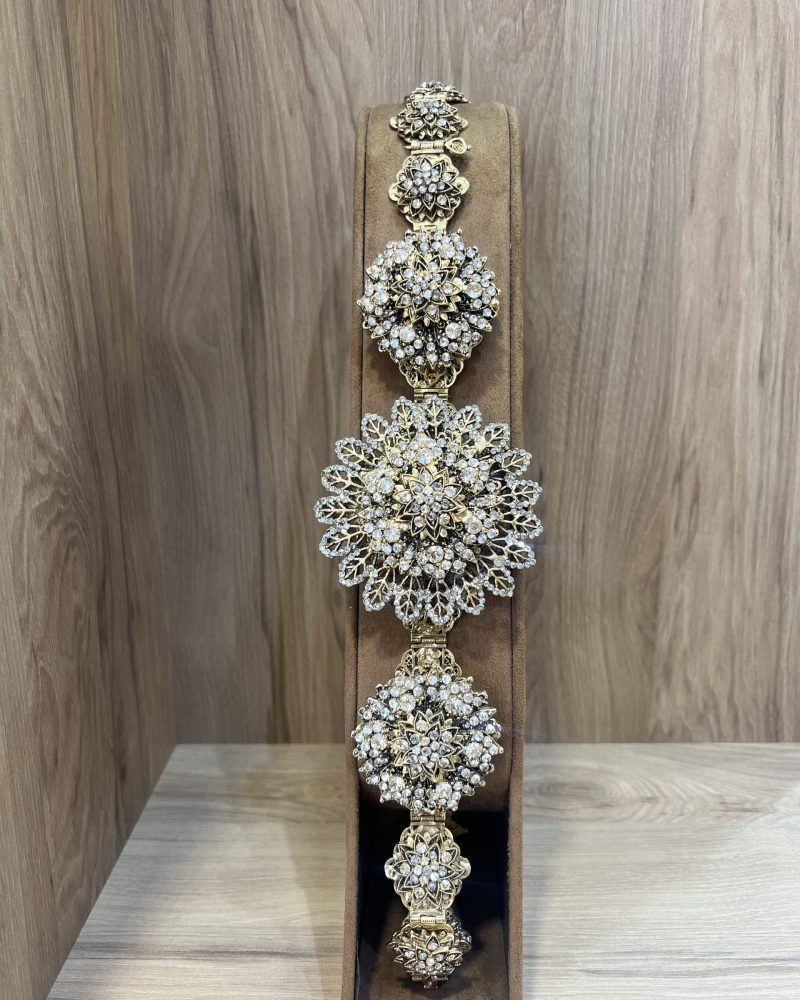 Ceinture Lalla Sihem dorée d'inspiration algérienne ornée d'une grande rosace centrale filigranée et de médaillons latéraux sertis de strass