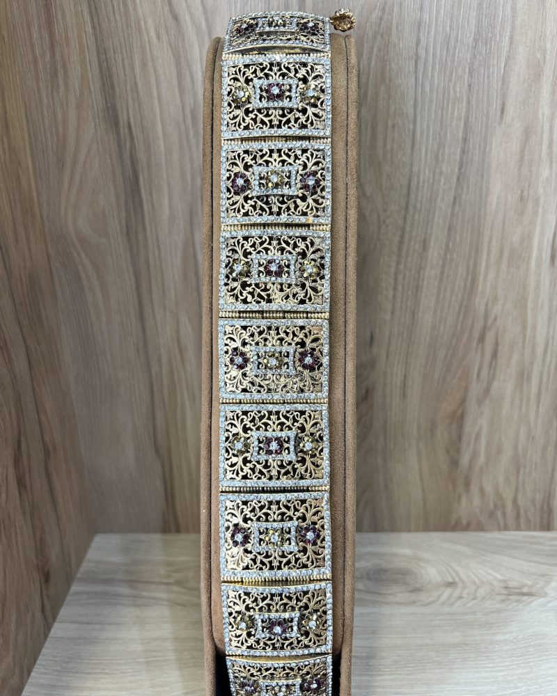Ceinture Lalla Zahra dorée aux maillons rectangulaires filigranés ajourés et sertis de cristaux bordeaux et dorado