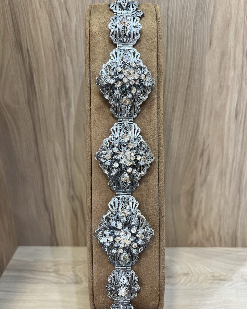 Ceinture Lalla Zakia argentée en bronze effet vieilli ornée de médaillons ajourés et de cristaux clairs et miels,