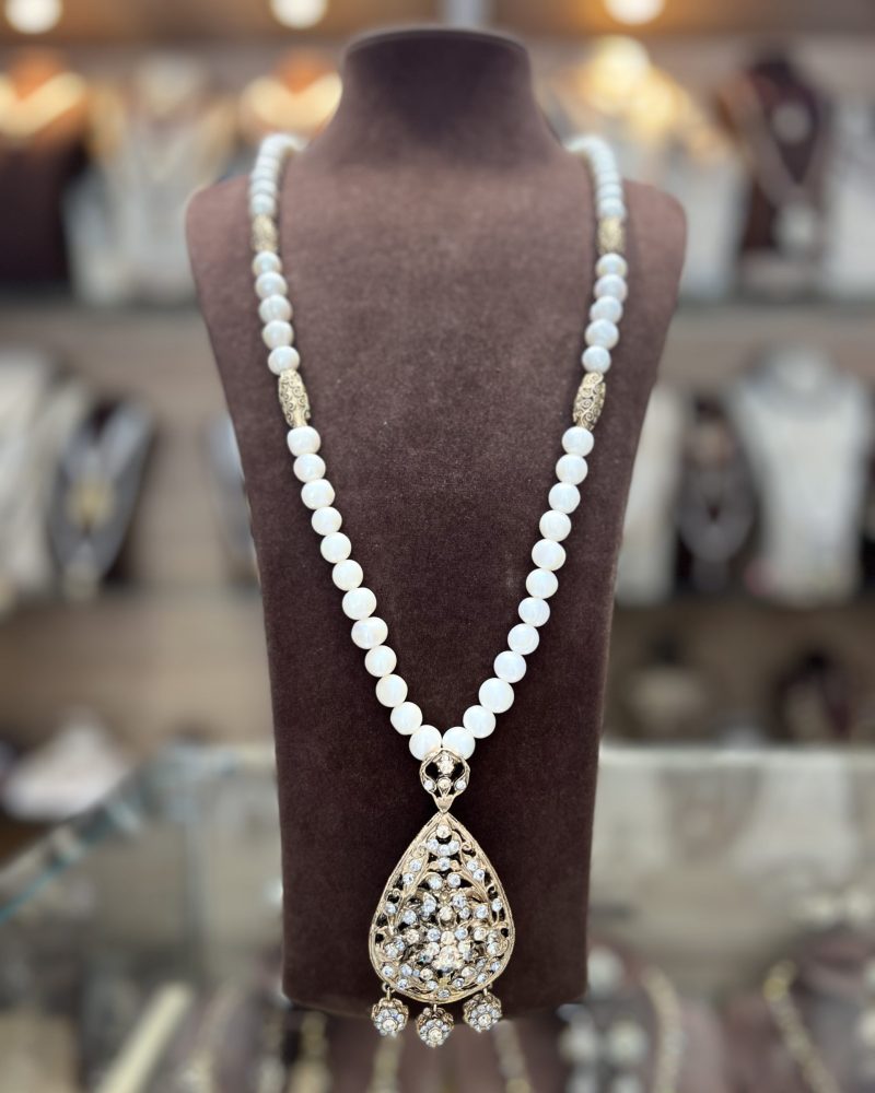 Sautoir El Meskia Royale en Djoher El Hor perles véritables avec pendentif goutte ciselé et cristaux miels