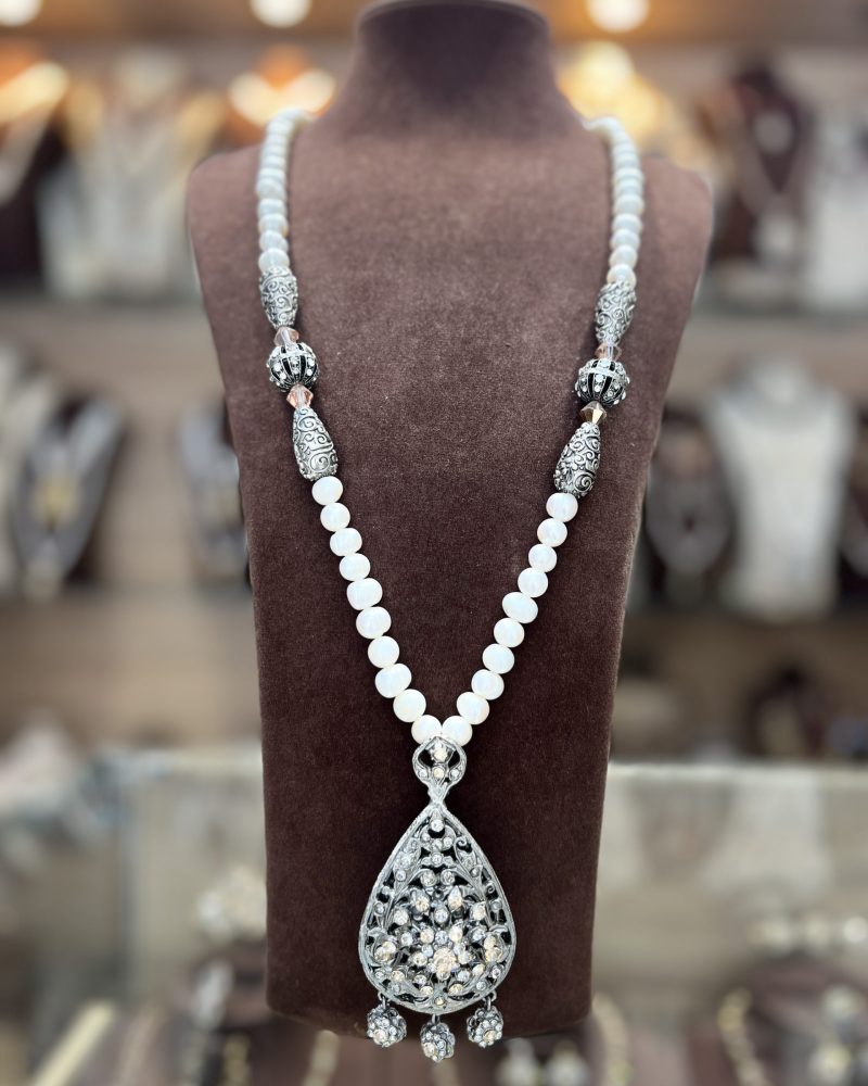 Sautoir El Meskia Royale argenté en Djoher El Hor perles véritables avec intermédiaires ciselés et pendentif goutte serti de cristaux clairs