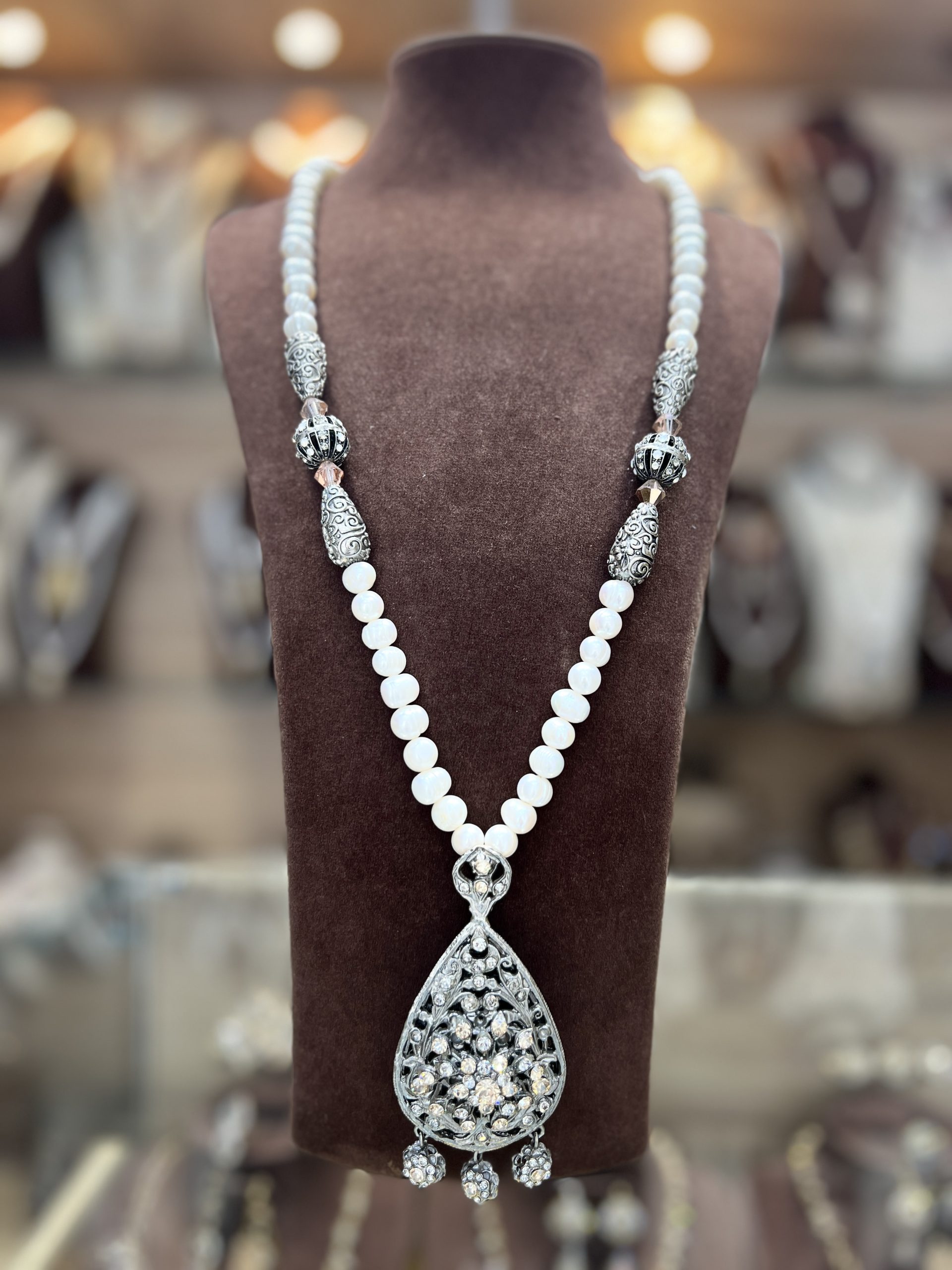 sautoir-el-meskia-royale-argent-djoher Sautoir El Meskia Royale argenté en Djoher El Hor perles véritables avec intermédiaires ciselés et pendentif goutte serti de cristaux clairs
