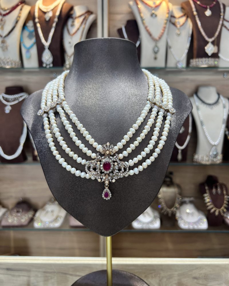 ollier Mkhebel Esmeralda multi-rangs en perles de culture véritables avec pendentif ciselé et pierres bordeaux