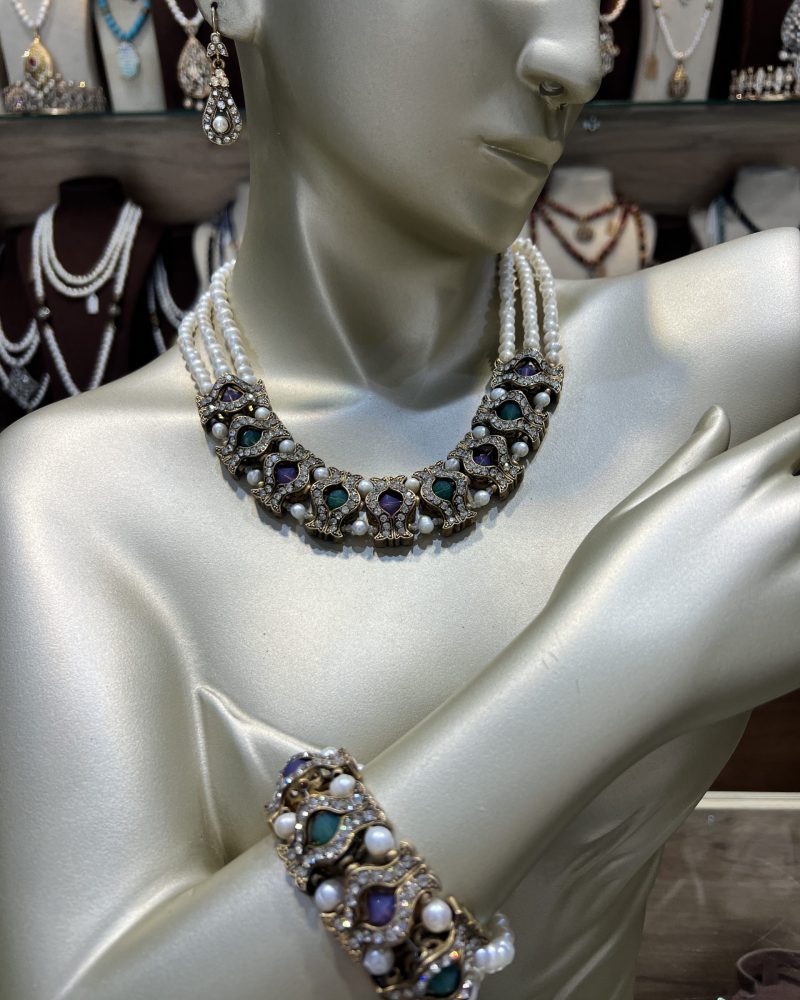 Parure Nelya 3D 3 pièces comprenant un collier multi-rangs, un bracelet articulé et des boucles d'oreilles en perles de culture et bronze plaqué or 24K aux pierres interchangeables vert et lavande