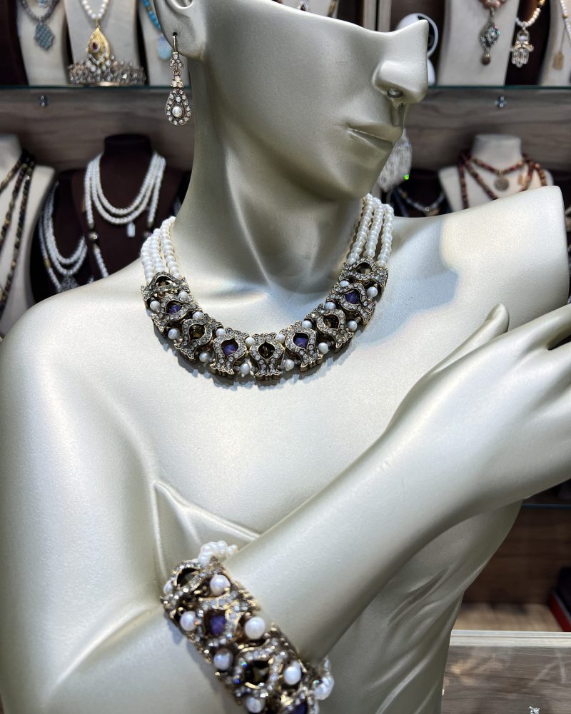 Parure Lalla Nelya 3D 3 pièces avec collier multi-rangs en perles de culture, bracelet articulé et boucles d'oreilles en bronze plaqué or 24K aux pierres interchangeables dorées et lavande