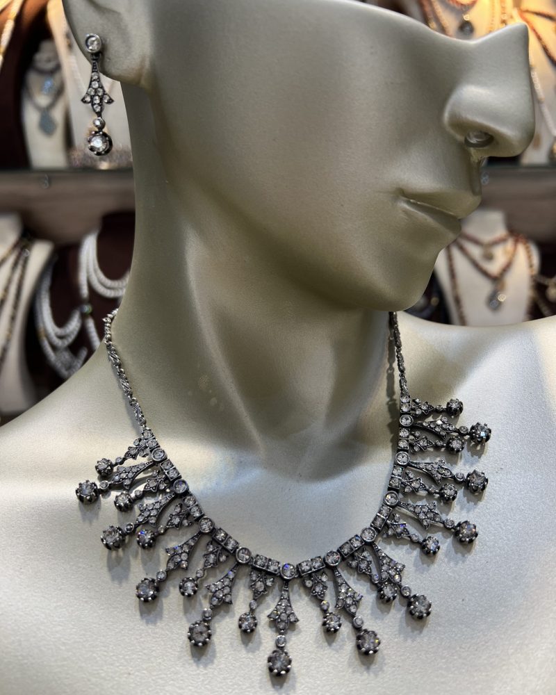 Parure Lalla Soraya argentée 2 pièces comprenant un collier draperie et des boucles d'oreilles pendantes en bronze finition argent vieilli et cristaux clairs,