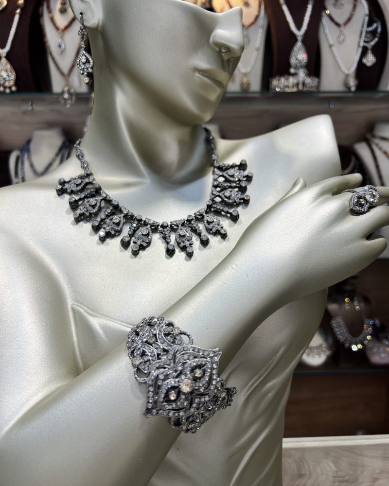 Parure Victoria argent 4 pièces avec collier plastron, manchette ajourée, boucles d'oreilles et bague en bronze finition argent vieilli et cristaux clairs,