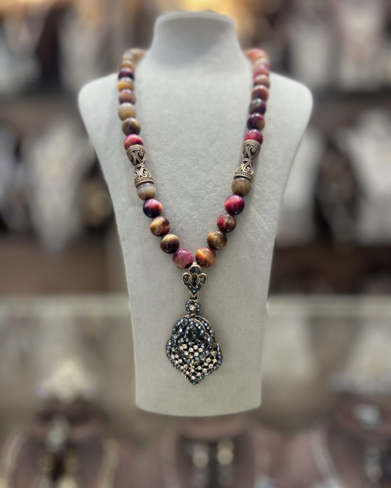 Collier Pique en perles naturelles aux nuances chaleureuses avec intermédiaires dorés ciselés et pendentif pique serti de cristaux