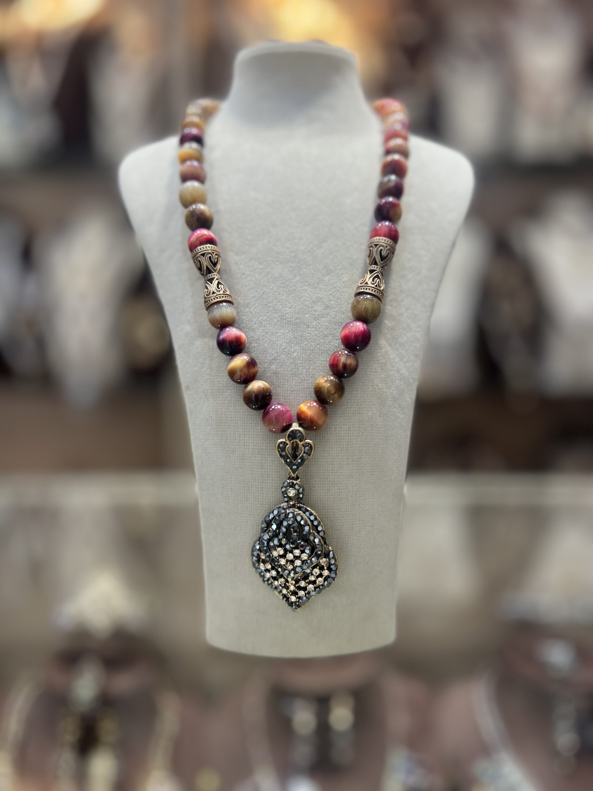 collier-pique-perles-naturelles-chaleureuses Collier Pique en perles naturelles aux nuances chaleureuses avec intermédiaires dorés ciselés et pendentif pique serti de cristaux