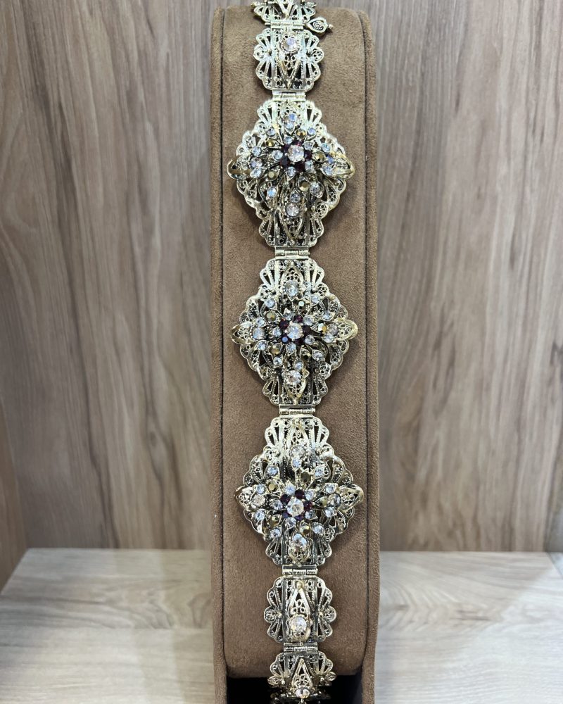 Ceinture Lalla Zakia dorée ornée de médaillons losanges ajourés et de cristaux bordeaux et dorado,