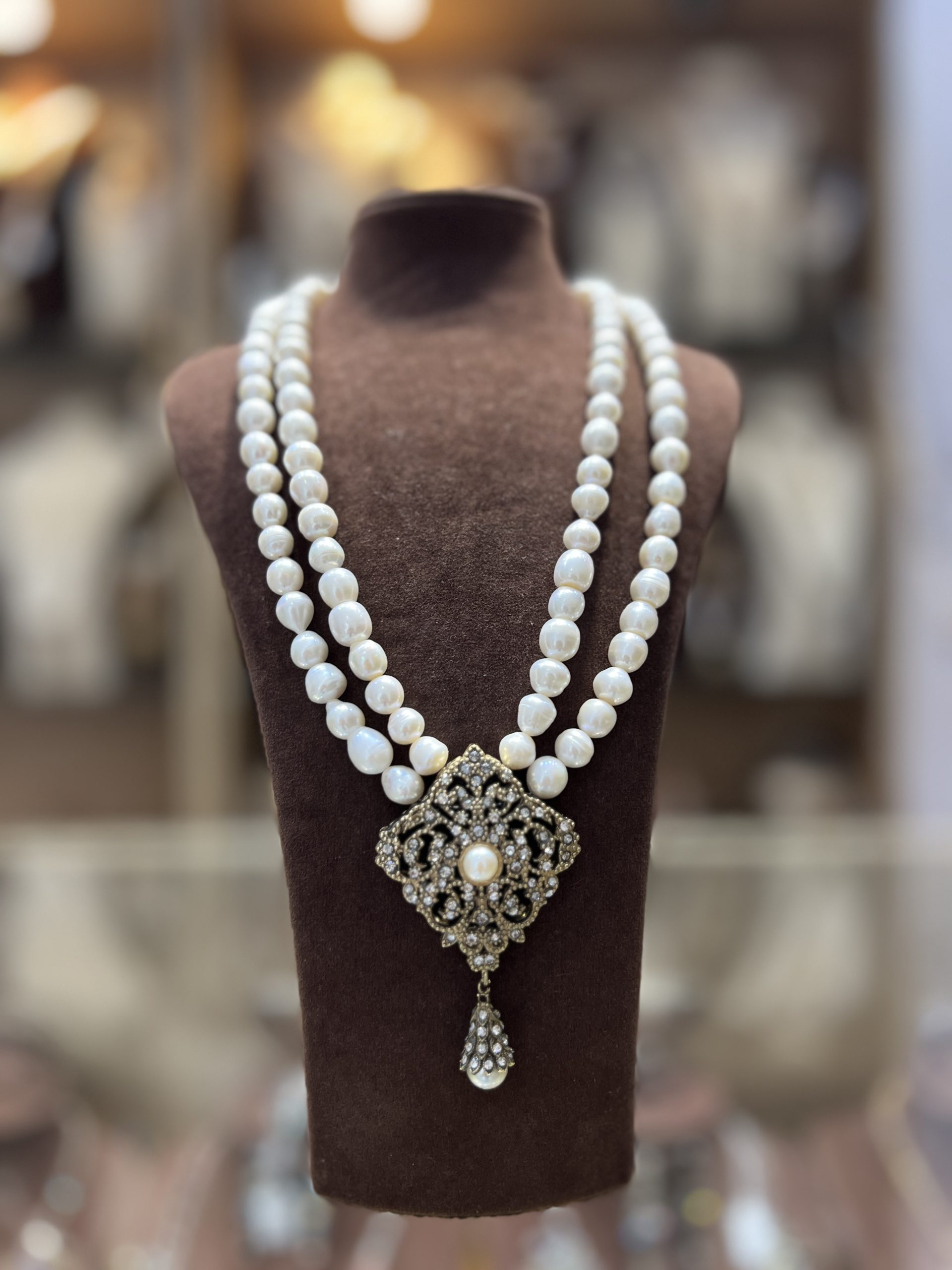 collier-double-celeste-perles-el-djohar Collier Double Céleste à deux rangs de grosses perles El Djohar nacrées blanches avec médaillon losange en bronze antique serti de zircons et pampille