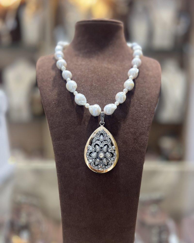 Collier Shahrazed Double Tons en grosses perles El Djohar baroques avec attache sertie et pendentif poire bicolore doré et argenté