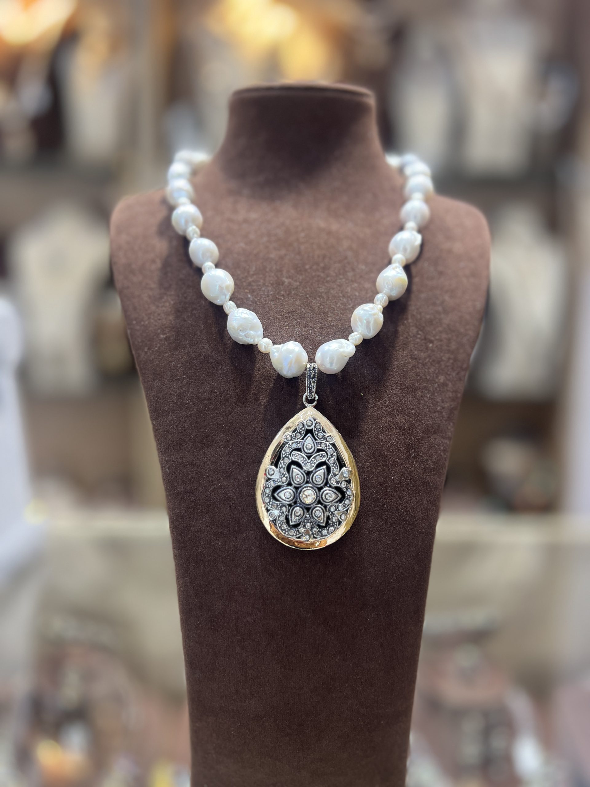 collier-shahrazed-double-tons-perles-el-djohar Collier Shahrazed Double Tons en grosses perles El Djohar baroques avec attache sertie et pendentif poire bicolore doré et argenté