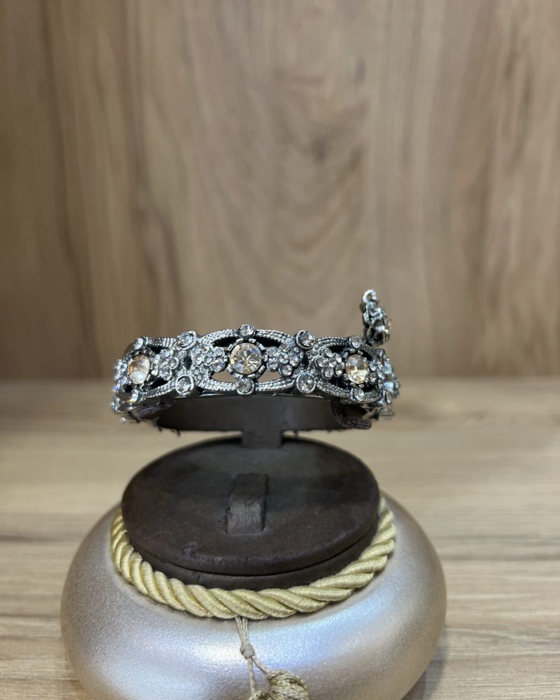 Bracelet Diana argent en forme de jonc travaillé avec motifs floral ciselés et pierres miels scintillantes,