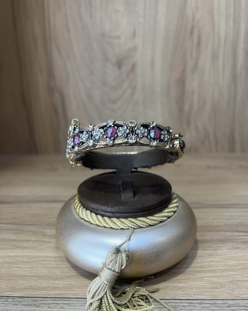 Bracelet Diana bordeaux en forme de jonc travaillé avec motifs floraux ciselés et pierres bordeaux profondes