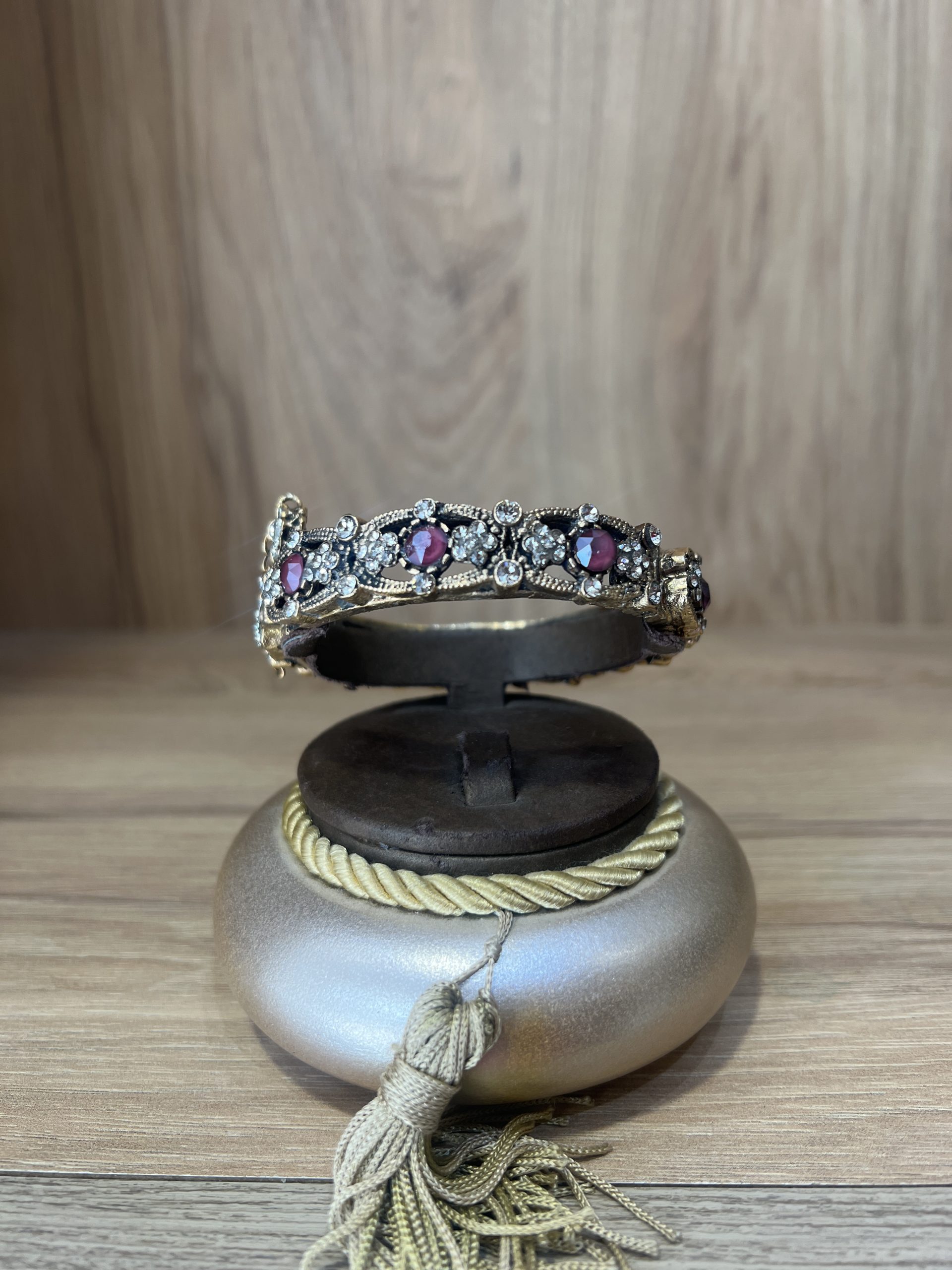 bracelet-diana-bordeaux Bracelet Diana bordeaux en forme de jonc travaillé avec motifs floraux ciselés et pierres bordeaux profondes