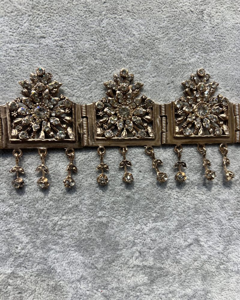 Djbin royal doré traditionnel en bronze rincé articulé à panneaux pyramidaux sertis de zircons et pendentifs en tiges fleuries,