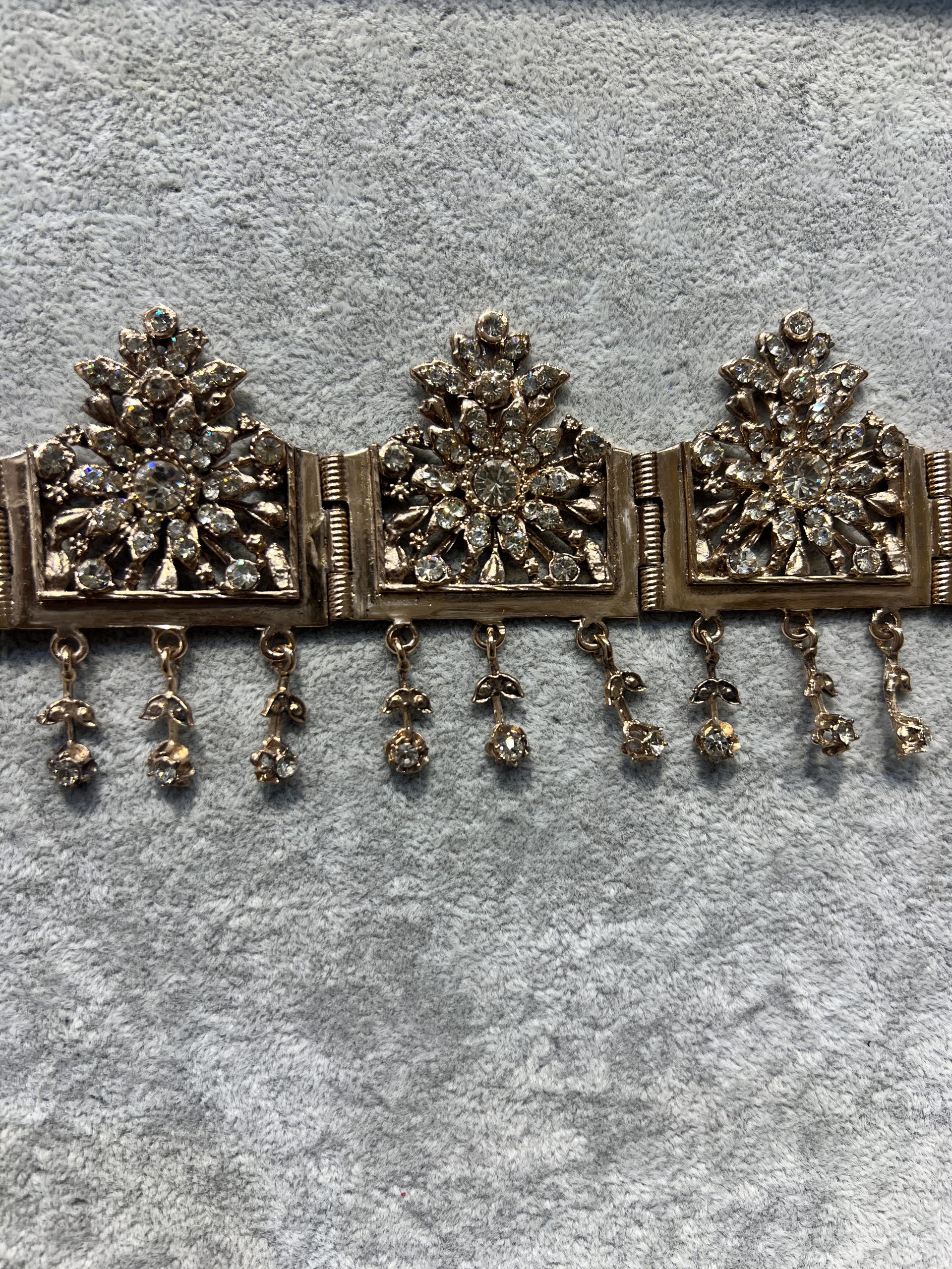 djbin-royal-dore Djbin royal doré traditionnel en bronze rincé articulé à panneaux pyramidaux sertis de zircons et pendentifs en tiges fleuries,