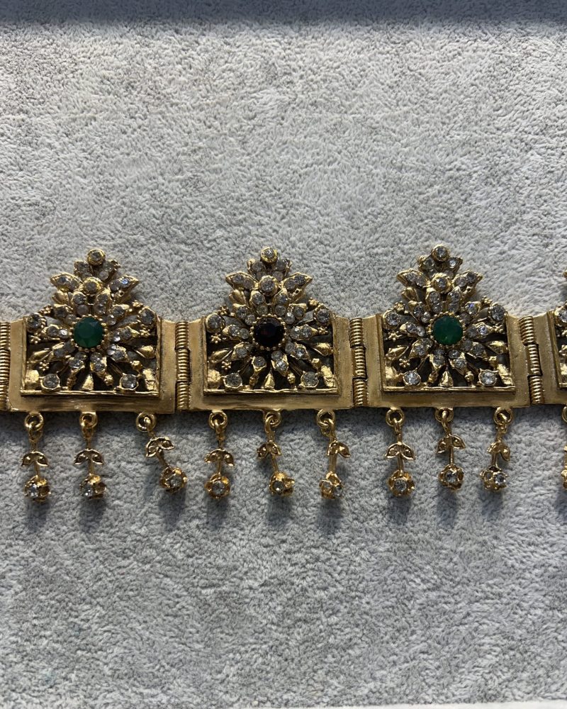 Djbin royal doré traditionnel en bronze articulé à panneaux pyramidaux sertis de zircons et pierres centrales vertes et bordeaux