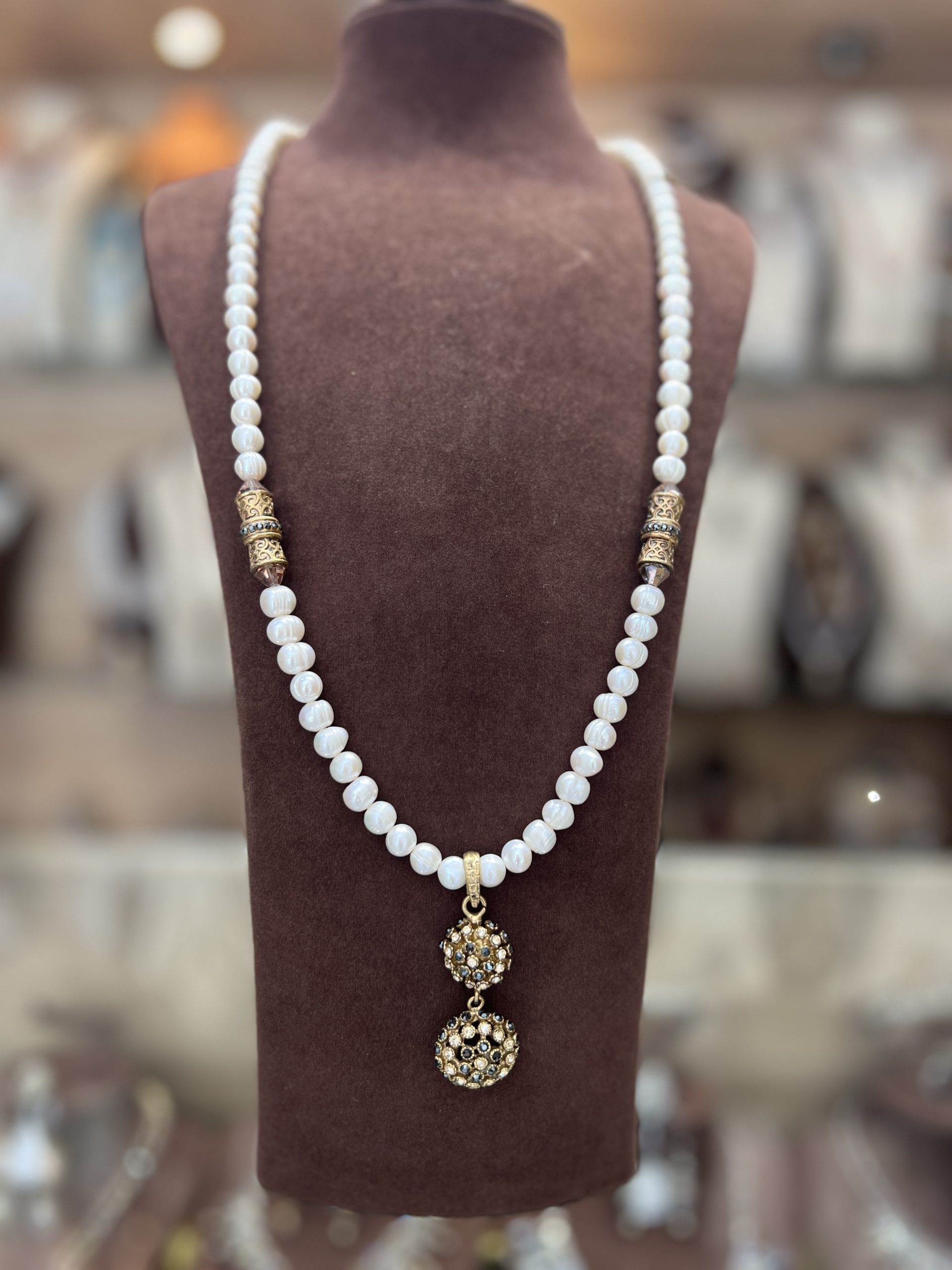sautoir-herisson-pierre-noire-hematite Sautoir Hérisson Pierre Noire Hématite en perles El Djohar nacrées blanches avec cylindres dorés ciselés et pendentif double sphère incrusté de zircons