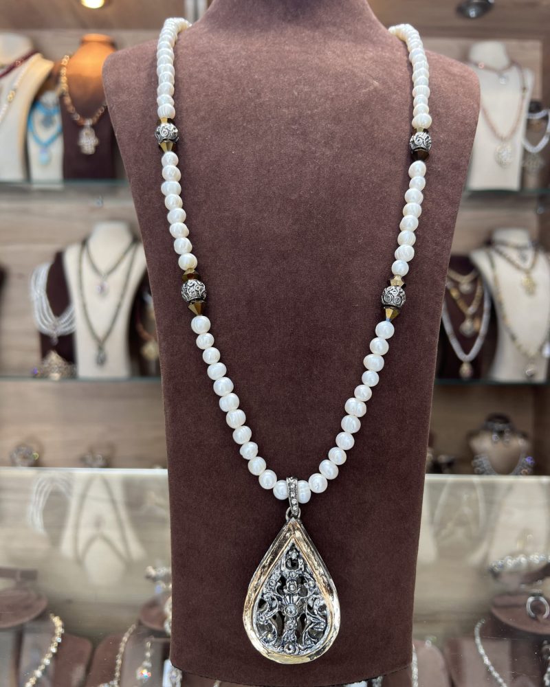 Sautoir La Meskia Classique Double Tons en perles El Djohar nacrées blanches avec intercalaires argentés, cristaux ambrés et pendentif poire bicolore doré et argenté serti de zircons