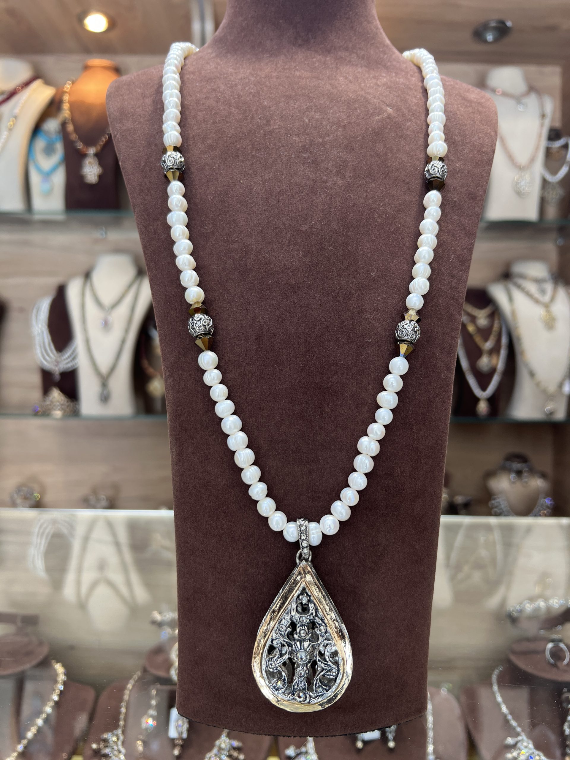 sautoir-la-meskia-classique-double-tons Sautoir La Meskia Classique Double Tons en perles El Djohar nacrées blanches avec intercalaires argentés, cristaux ambrés et pendentif poire bicolore doré et argenté serti de zircons